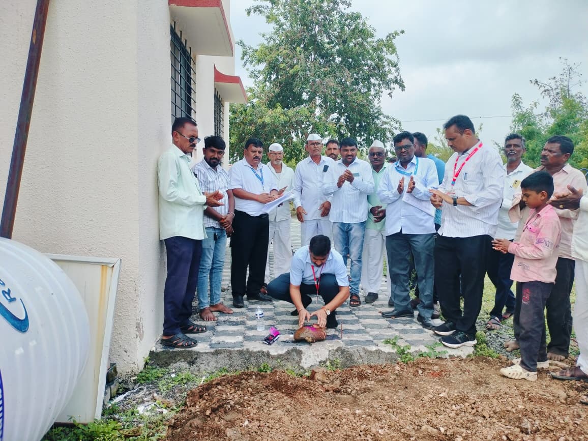 पंचायत समिती बारामती गट विकास अधिकारी श्री.किशोरजी माने सर यांचे हस्ते ग्रामपंचायत कार्यालय रेन वॉटर हार्वेस्टिंग काम भूमिपूजन  